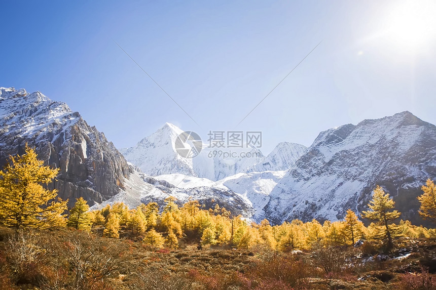 雪山脚下秋天景色图片