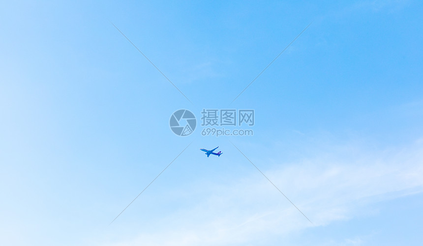 蓝天下的飞机图片
