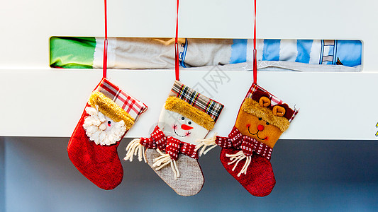 红色袜子挂在床上圣诞袜子背景