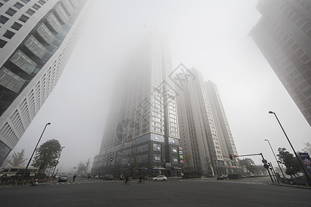 城市雾霾大雾下的商务楼背景