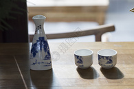 日式烧酒壶和两个酒杯图片