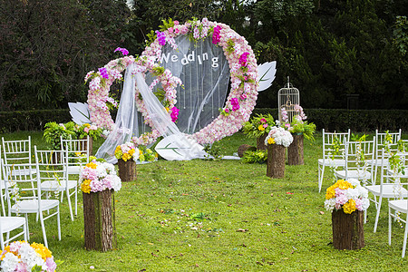 绢花草坪婚礼布置背景