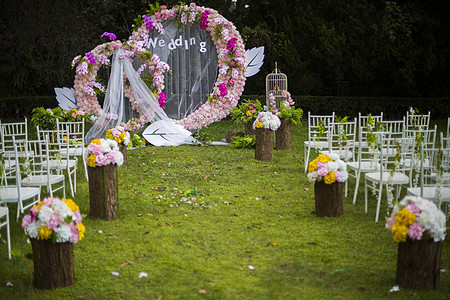 绢花草坪婚礼布置背景