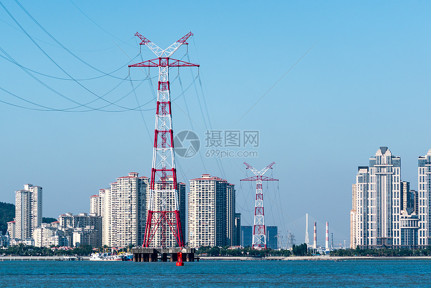 海边住宅高压线图片