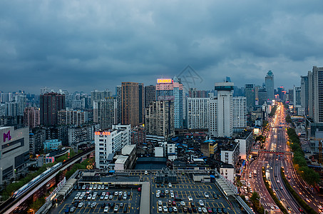 大雨将至的城市交通图片