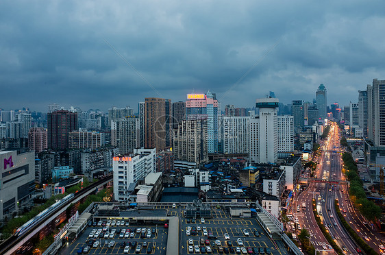 大雨将至的城市交通图片