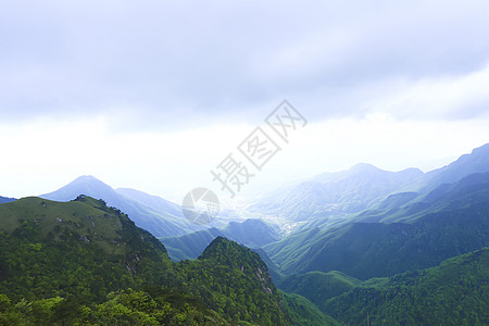 开阔的山顶全景图图片