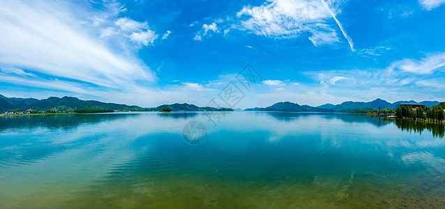 河流湖泊浙江余姚四明山的碧水蓝天背景