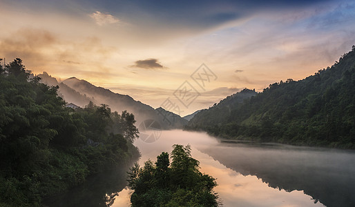 高山森林东江暮色背景