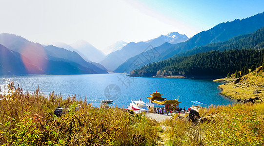 蓝天远山新疆天池背景