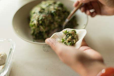 手工水饺包水饺特写高清图片