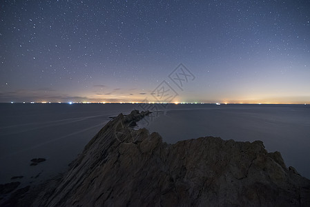 天空和大海礁石银河星空下的大海背景