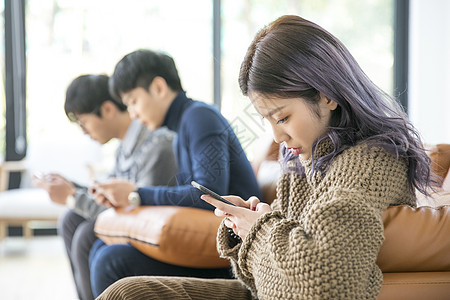 年轻男女聚会青年聚会玩手机背景