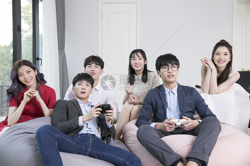 朋友聚会一起玩游戏