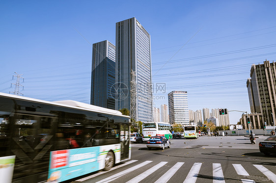 城市车流与建筑图片