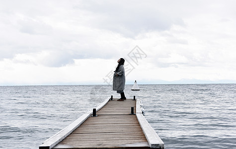 湖边栈道湖边少女背景