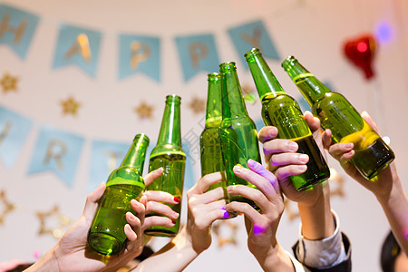 聚会生活举杯庆祝喝酒干杯高清图片更新于:2022-06-15社会人素材图片