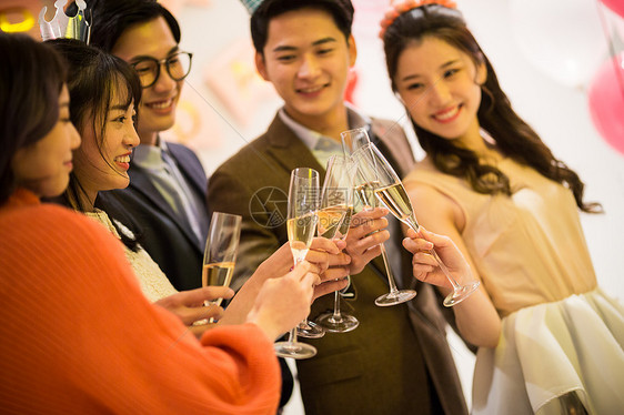 年轻男女聚会喝酒碰杯图片