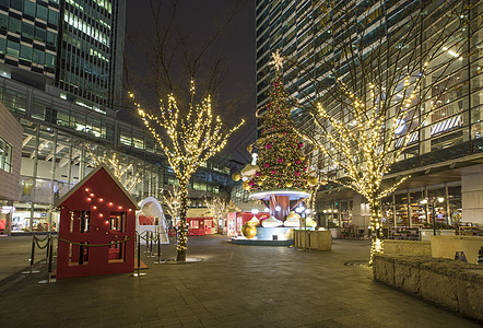 外建筑商场外的圣诞小屋背景