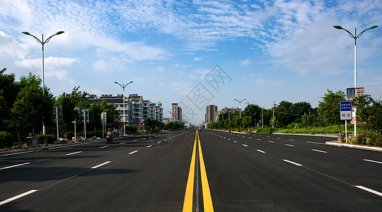 蓝天白云高楼大厦城市公路背景