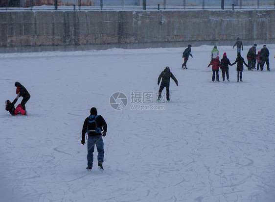 国外下雪滑冰的人们图片