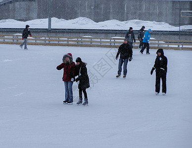 雪上运动国外下雪滑冰的人们背景