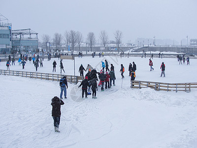 雪上运动国外下雪滑冰的人们背景