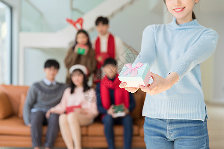 圣诞节送礼物特写背景图片