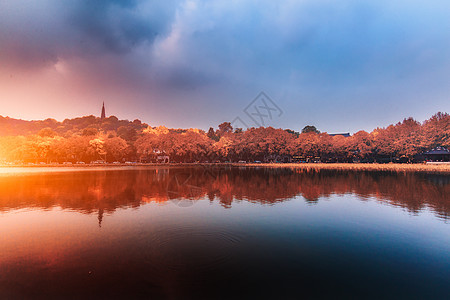 夕照宝石山壮丽枫叶林高清图片