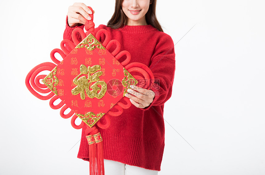 新年女性拿红色中国结图片