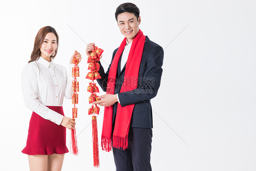 年轻夫妇过新年图片