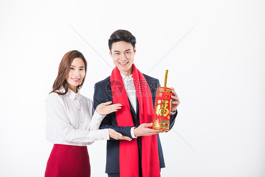 年轻夫妇过新年图片