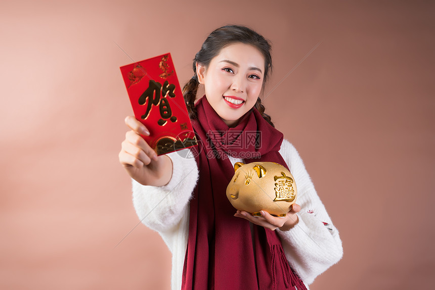 女性手拿红包储蓄罐