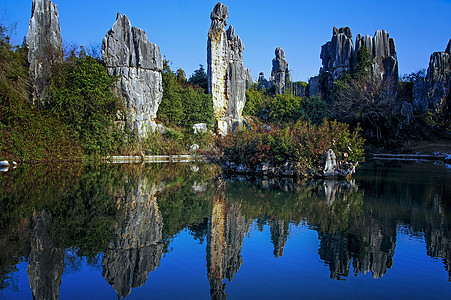 湖水中石林阿诗玛雕像背景