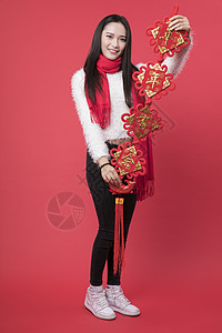 红色喜庆展板背景拿着新年装饰的女性新年人像背景