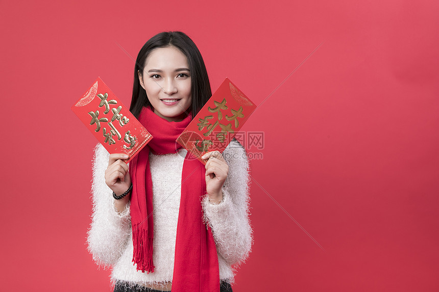 拿着红包的女性新年人像图片