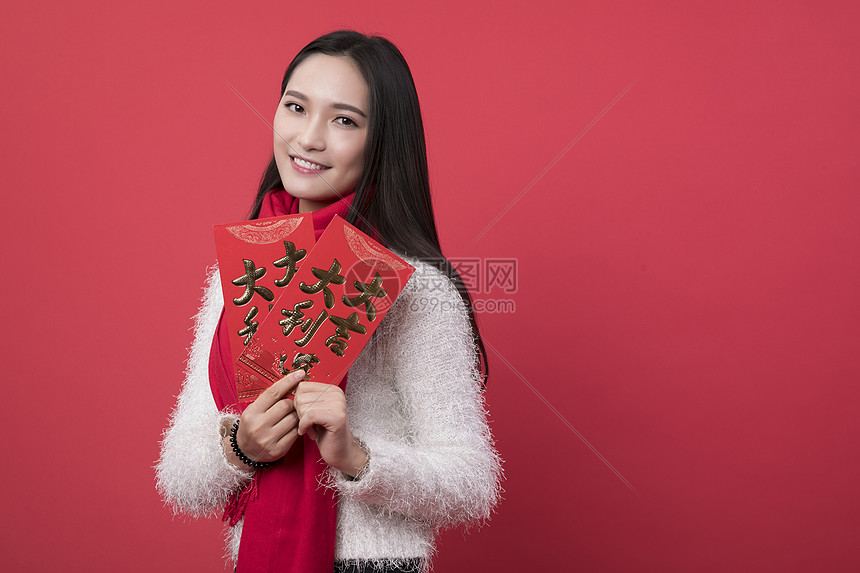 拿着红包的女性新年人像图片