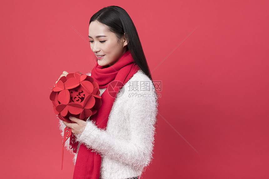 拿着新年装饰的女性新年人像图片