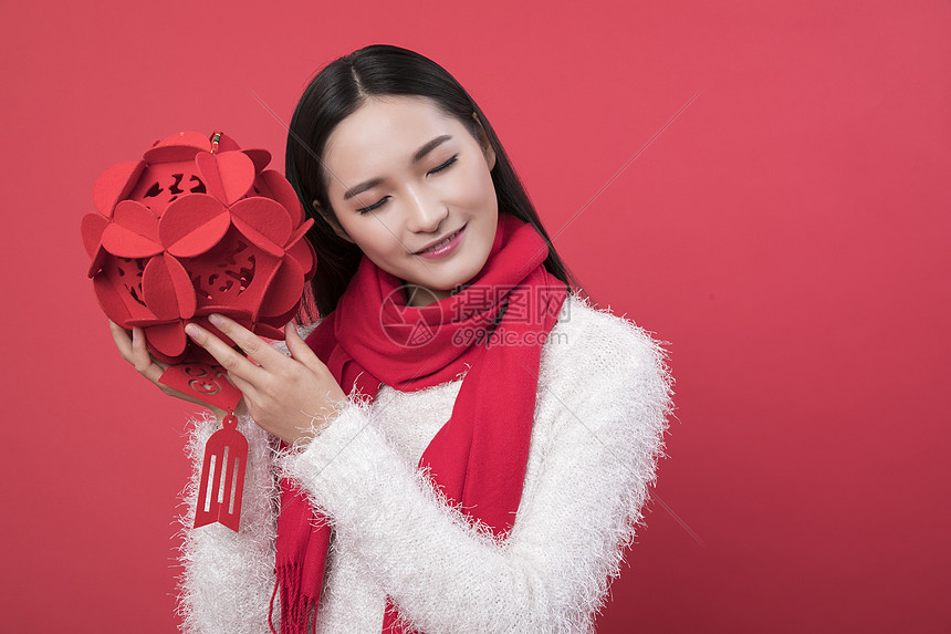 拿着新年装饰的女性新年人像图片