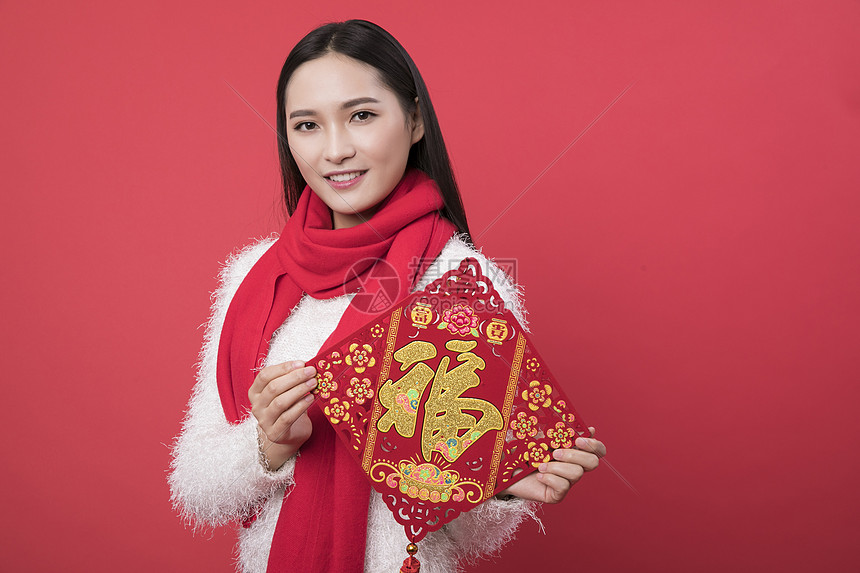 拿着福字的女性新年人像图片