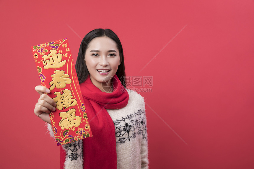 拿着新年装饰的女性新年人像图片