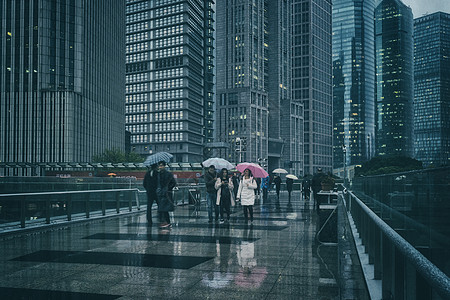 雨天倒影下雨天行色匆匆的背景