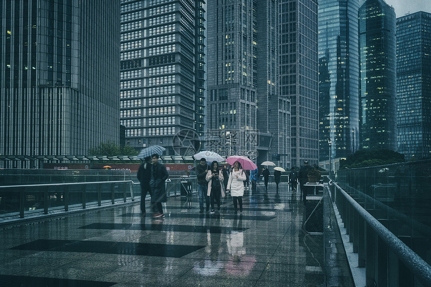 下雨天行色匆匆的图片