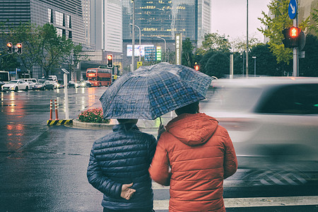 雨天街景下雨天行色匆匆的背景