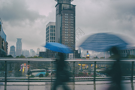 下雨天行色匆匆的背景