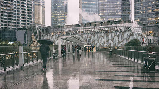 下雨天行色匆匆的图片