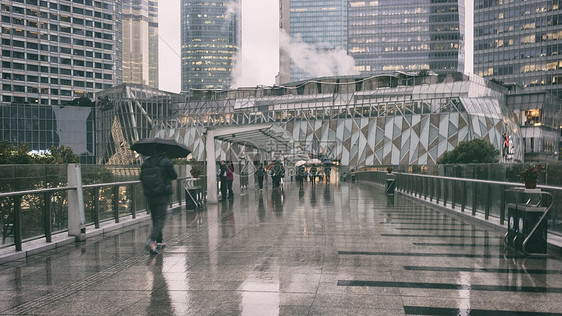 下雨天行色匆匆的图片