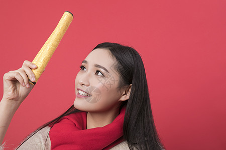 手拿新年装饰的女性图片