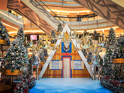 雪橇商场内圣诞节气氛的装饰背景