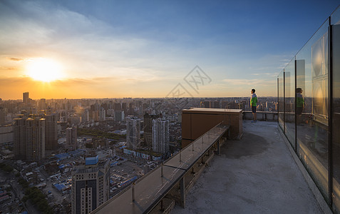 高楼天台从天台俯瞰上海城市建筑背景